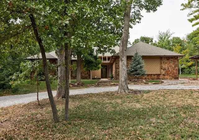 Photo 2 of Sale Pending at 5611 Covey Run Dr, Edmond, OK 73034 | MLS# 1246247 | Listing updated on 2026-09-07