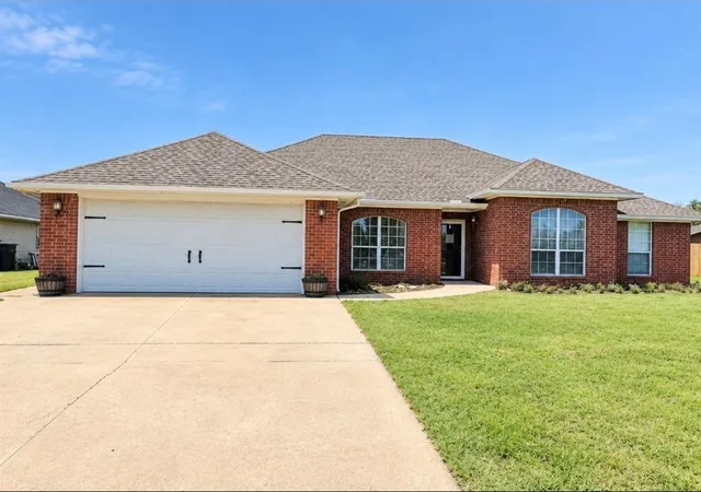 Photo 1 of Single family home for sale at 2913 Hunter Pointe, Altus, OK 73521 | MLS# 1246380 | Listing updated on 2026-10-02