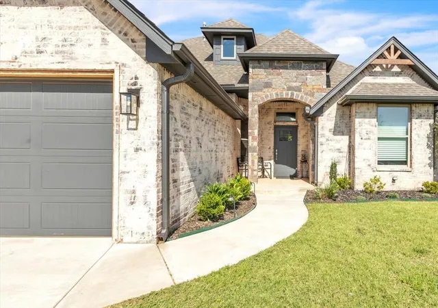 Photo 3 of Single family home for sale at 2005 Aminas Dr, Yukon, OK 73099 | MLS# 1246388 | Listing updated on 2026-09-23