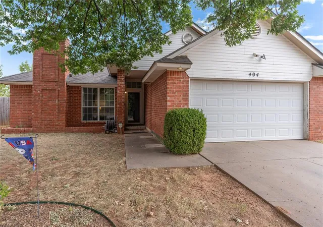 Photo 2 of Single family home for sale at 404 N Lockeport Dr, Edmond, OK 73003 | MLS# 1246398 | Listing updated on 2026-08-27