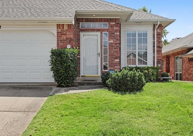 Listing Photo 5 - Condo for sale in building located at 509 S Santa Fe Ave, Edmond, OK 73003 - Unit #162