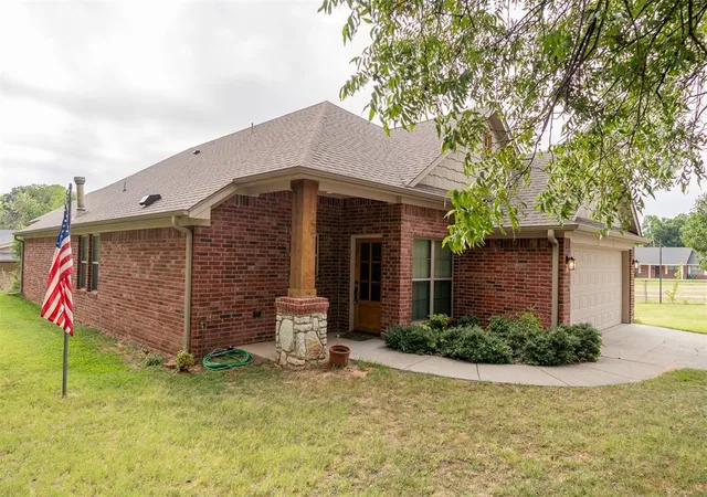 Photo 1 of Single family home for sale at 401 E Robert S Kerr Blvd, Wynnewood, OK 73098 | MLS# 1246411 | Listing updated on 2026-08-29