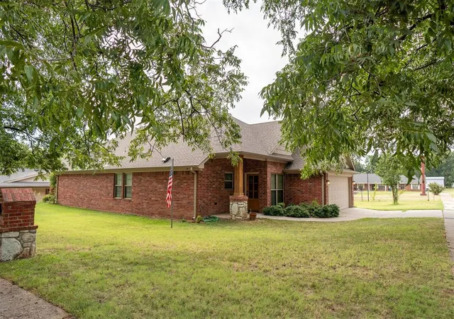 Photo 4 of Single family home for sale at 401 E Robert S Kerr Blvd, Wynnewood, OK 73098 | MLS# 1246411 | Listing updated on 2026-08-29