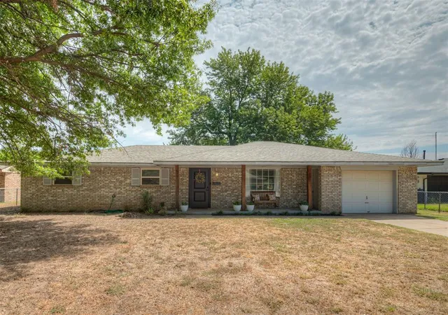 Photo 1 of Single family home for sale at 410 N Magnolia St, Crescent, OK 73028 | MLS# 1246457 | Listing updated on 2026-08-27