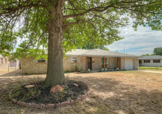 Photo 3 of Single family home for sale at 410 N Magnolia St, Crescent, OK 73028 | MLS# 1246457 | Listing updated on 2026-08-27