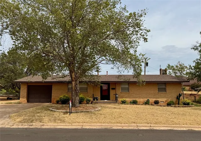 1st image of 901 E Kee St, Weatherford, OK 73096 | MLS# 1246527