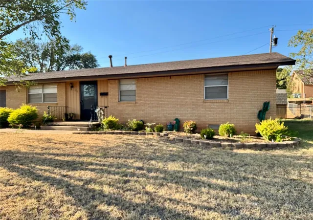 Photo 2 of Single family home for sale at 901 E Kee St, Weatherford, OK 73096 | MLS# 1246527 | Listing updated on 2026-10-09