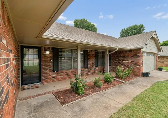 Photo 2 of Single family home for sale at 2013 Bella Vista Dr, Edmond, OK 73013 | MLS# 1246577 | Listing updated on 2026-09-02