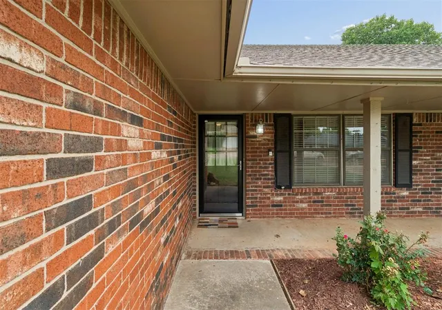 Photo 3 of Single family home for sale at 2013 Bella Vista Dr, Edmond, OK 73013 | MLS# 1246577 | Listing updated on 2026-09-02