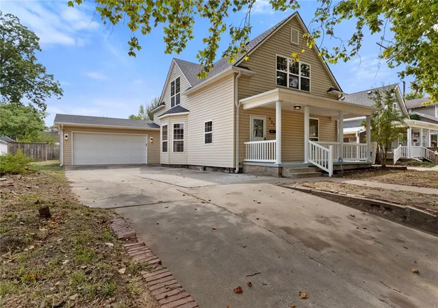 Photo 1 of Single family home for sale at 627 N Park Ave, Shawnee, OK 74801 | MLS# 1246598 | Listing updated on 2026-09-02