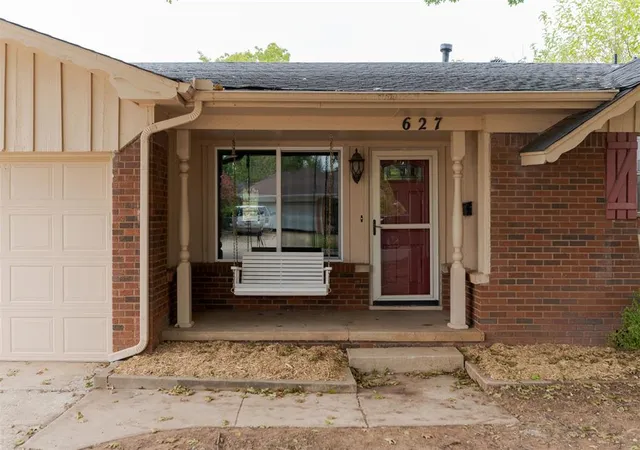 Photo 2 of Single family home for sale at 627 Ridgecrest Rd, Edmond, OK 73013 | MLS# 1246612 | Listing updated on 2026-09-01
