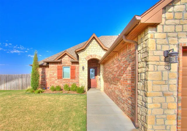 Photo 3 of Single family home for sale at 401 Carlow Wy, Yukon, OK 73099 | MLS# 1246627 | Listing updated on 2026-09-12