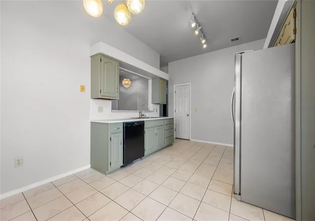Photo 4 of Single family home for sale at 2429 Glen Oaks Dr, Norman, OK 73071 | MLS# 1246631 | Listing updated on 2026-09-01
