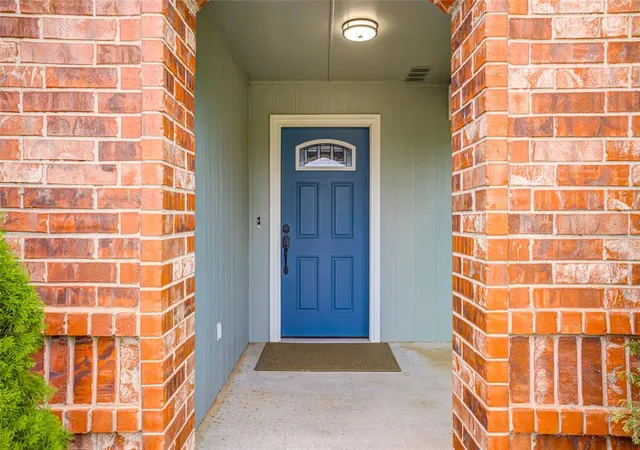 Photo 3 of Single family home for sale at 2812 Edgemere Dr, Norman, OK 73071 | MLS# 1246646 | Listing updated on 2026-09-15