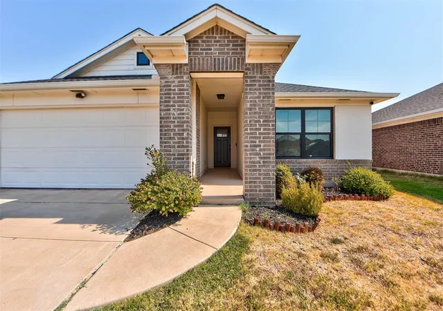Photo 2 of Single family home for sale at 18640 Luna Dr, Edmond, OK 73012 | MLS# 1246661 | Listing updated on 2026-09-23