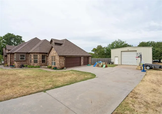 Photo 2 of Single family home for sale at 825 Liveoak Ln, Blanchard, OK 73010 | MLS# 1246667 | Listing updated on 2026-09-22