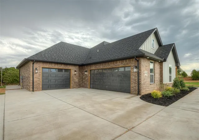 Photo 4 of Single family home for sale at 1928 Valerie'S Dr, Guthrie, OK 73044 | MLS# 1246671 | Listing updated on 2026-09-23