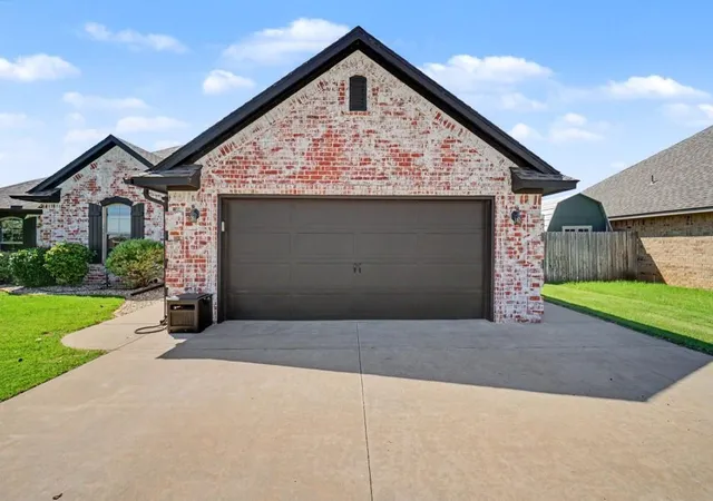Photo 2 of Single family home for sale at 1212 Northridge Blvd, Altus, OK 73521 | MLS# 1246686 | Listing updated on 2026-08-29