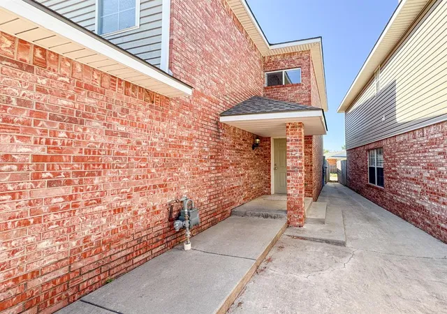 Photo 2 of Townhouse for sale at 839 Rambling Oaks Dr, Norman, OK 73072 | MLS# 1246719 | Listing updated on 2026-10-09
