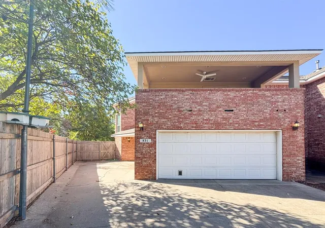 Townhouse for sale at 831 Rambling Oaks Dr, Norman, OK 73072 | MLS# 1246721