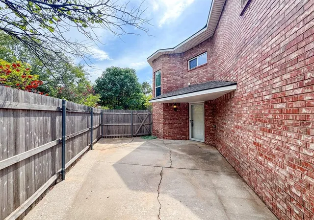 Photo 3 of Townhouse for sale at 831 Rambling Oaks Dr, Norman, OK 73072 | MLS# 1246721 | Listing updated on 2026-10-06