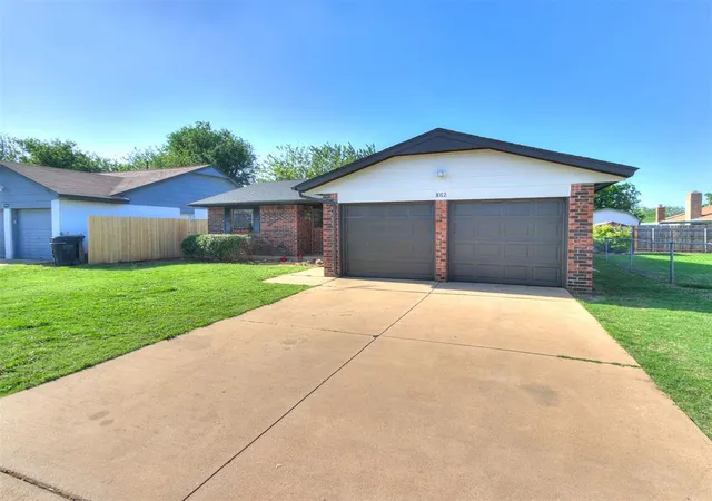 Photo 4 of Sale Pending at 1012 Hargis Ln, Moore, OK 73160 | MLS# 1246730 | Listing updated on 2026-08-31