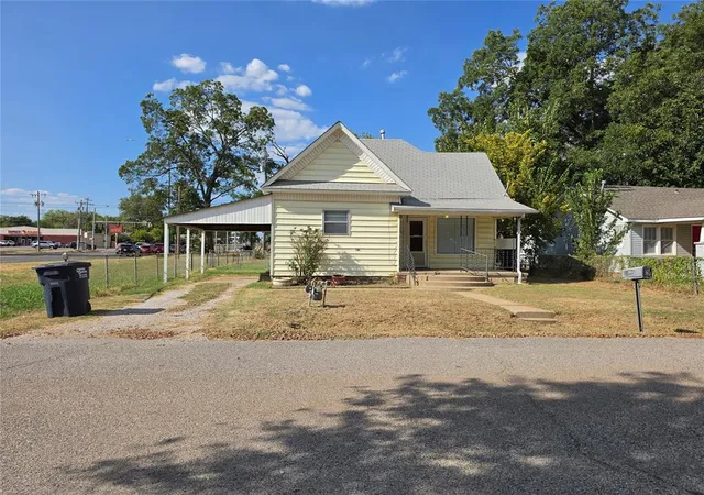 Photo 3 of Sale Pending at 904 E 7th Street, Shawnee, OK 74801 | MLS# 1246765 | Listing updated on 2026-09-03