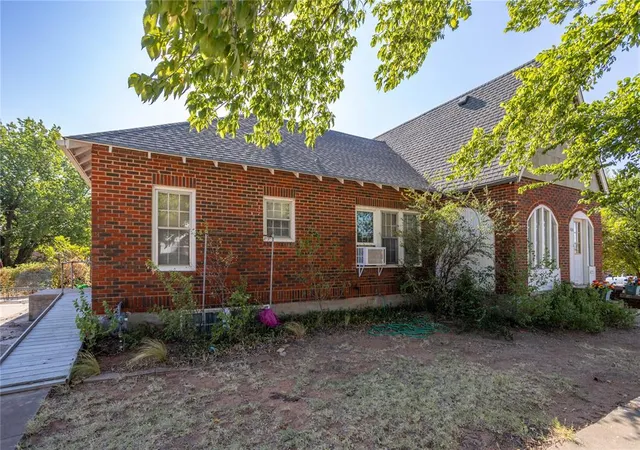 Photo 3 of Single family home for sale at 400 N State St, Weatherford, OK 73096 | MLS# 1246776 | Listing updated on 2026-09-02