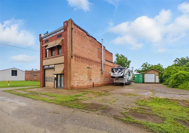 Listing Photo 4 - Condo for sale in building located at 111 E Broadway Ave, Yale, OK 74085