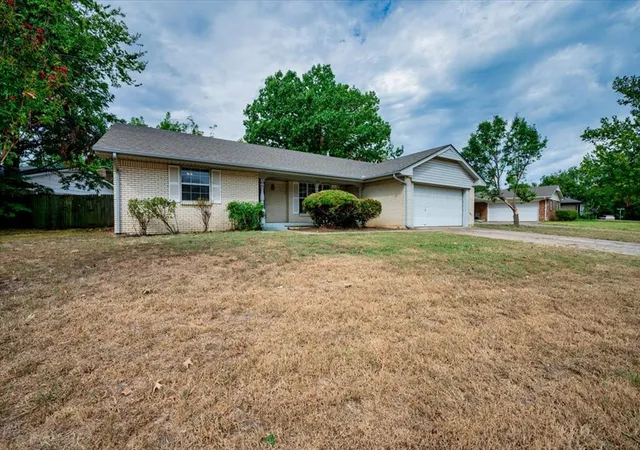Photo 3 of Sale Pending at 332 Forest Dr, Norman, OK 73069 | MLS# 1246798 | Listing updated on 2026-10-09