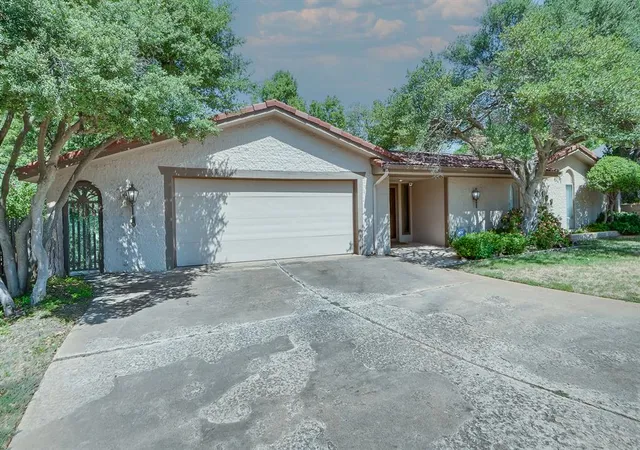 Photo 2 of Single family home for sale at 6109 Shaftsbury Rd, Oklahoma City, OK 73132 | MLS# 1246814 | Listing updated on 2026-10-10
