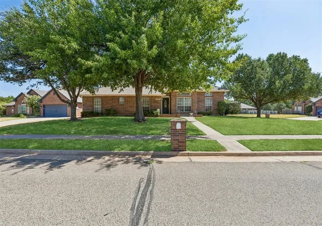 Photo 1 of Single family home for sale at 1800 Coopers Hawk Ct, Edmond, OK 73003 | MLS# 1246822 | Listing updated on 2026-10-11