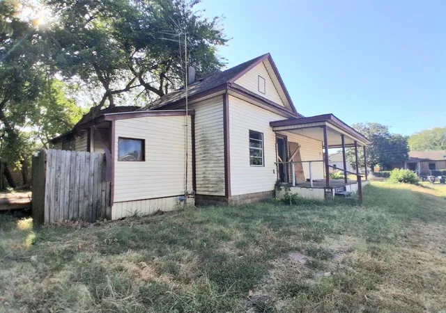 Photo 2 of Single family home for sale at 1316 E Main St, Shawnee, OK 74801 | MLS# 1246830 | Listing updated on 2026-09-02