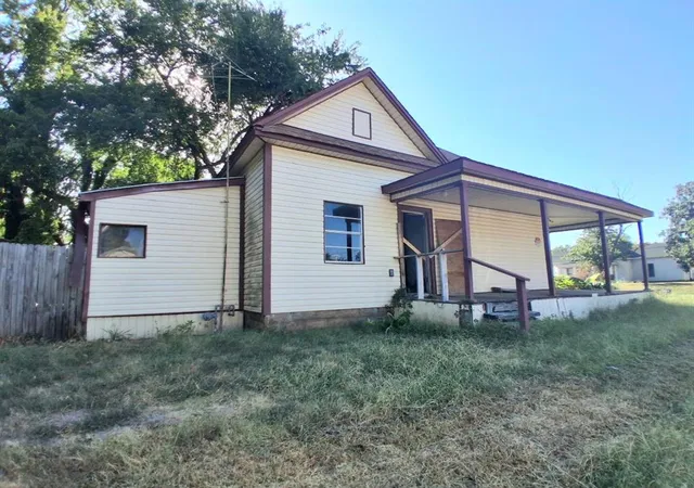 Photo 3 of Single family home for sale at 1316 E Main St, Shawnee, OK 74801 | MLS# 1246830 | Listing updated on 2026-09-02