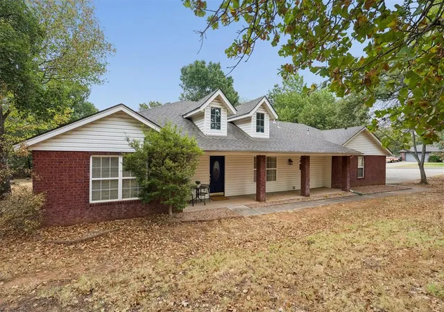 Photo 3 of Single family home for sale at 2117 E Oakridge Dr, Norman, OK 73026 | MLS# 1246840 | Listing updated on 2026-09-08