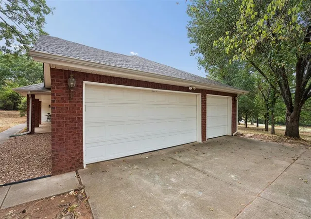 Photo 3 of Single family home for sale at 2117 E Oakridge Dr, Norman, OK 73026 | MLS# 1246840 | Listing updated on 2026-09-08
