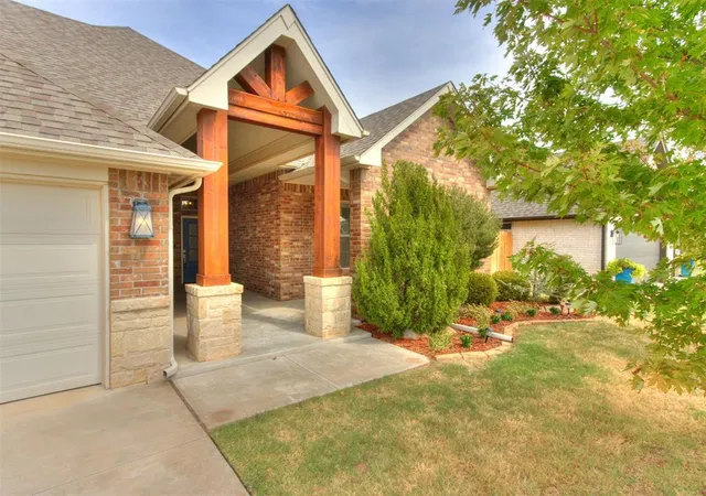 Photo 3 of Single family home for sale at 2424 Crystal Creek Dr, Yukon, OK 73099 | MLS# 1246846 | Listing updated on 2026-09-23