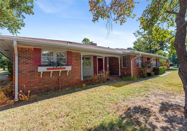 Photo 4 of Single family home for sale at 1609 Glenbrook Ter, Nichols Hills, OK 73116 | MLS# 1246851 | Listing updated on 2026-08-30