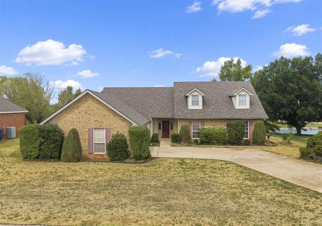 2nd image of 2202 Lakewood Dr, Chickasha, OK 73018 | MLS# 1246855