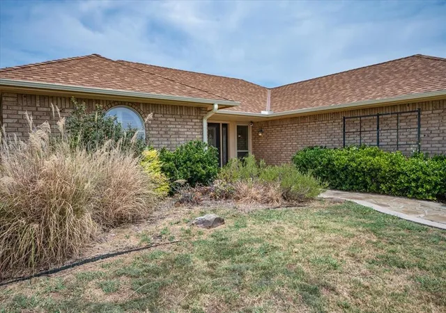 Photo 2 of Sale Pending at 2807 W Royal Oaks Dr, Pauls Valley, OK 73075 | MLS# 1246865 | Listing updated on 2026-08-31