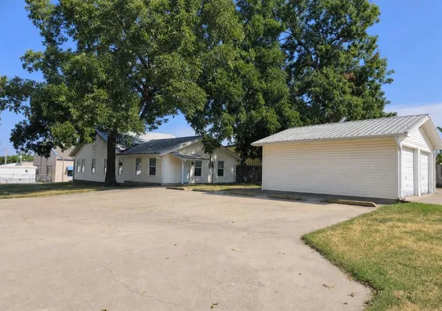 Photo 2 of Single family home for sale at 214 N Oklahoma Ave, Shawnee, OK 74801 | MLS# 1246872 | Listing updated on 2026-09-04
