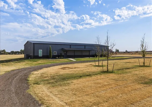 Photo 4 of Single family home for sale at 241 NW Moffat Rd, Piedmont, OK 73078 | MLS# 1246941 | Listing updated on 2026-09-01