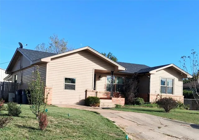 Single family home for sale at 4005 Blaine Rd, Shawnee, OK 74804 | MLS# 1246980