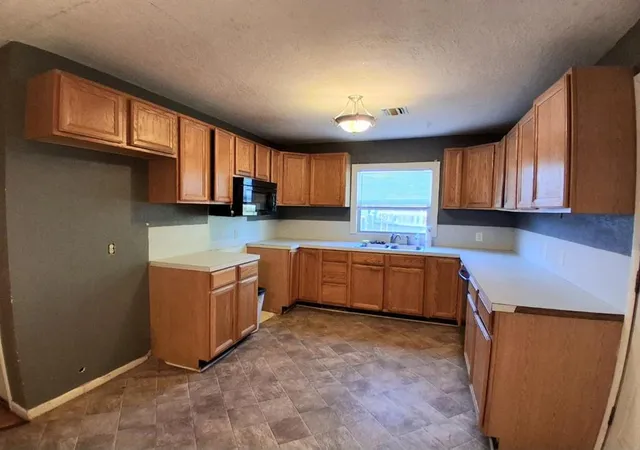Photo 4 of Single family home for sale at 4005 Blaine Rd, Shawnee, OK 74804 | MLS# 1246980 | Listing updated on 2026-09-01