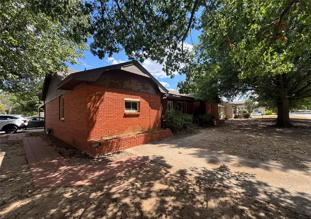 Photo 3 of Single family home for sale at 2501 S 18th Street, Chickasha, OK 73018 | MLS# 1247000 | Listing updated on 2026-09-03