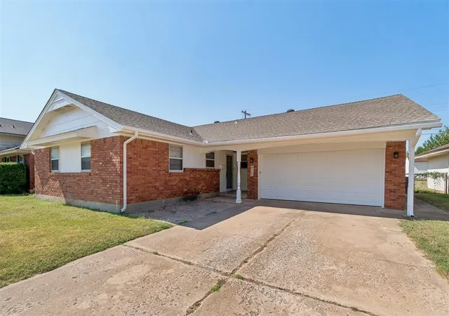 Photo 4 of Sale Pending at 920 W Silver Meadow Dr, Oklahoma City, OK 73110 | MLS# 1247001 | Listing updated on 2026-09-13