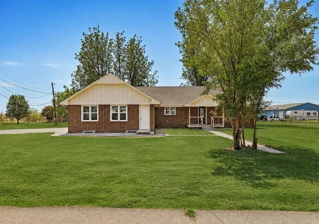 Photo 3 of Single family home for sale at 504 E 2nd Street, Calumet, OK 73014 | MLS# 1247039 | Listing updated on 2026-09-22