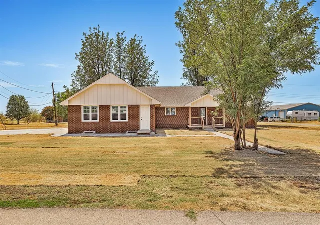 Photo 3 of Single family home for sale at 504 E 2nd Street, Calumet, OK 73014 | MLS# 1247039 | Listing updated on 2026-09-22