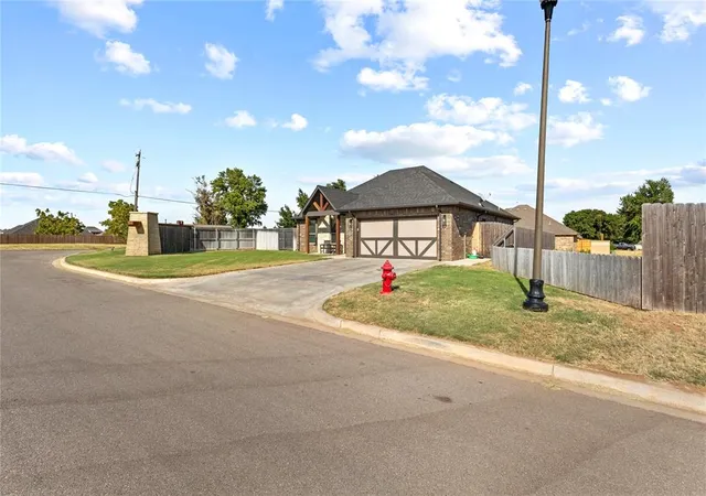 Photo 3 of Single family home for sale at 2812 Landrun, Weatherford, OK 73096 | MLS# 1247045 | Listing updated on 2026-09-30