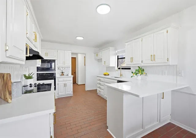 Photo 3 of Sale Pending at 900 Woodbury Dr, Edmond, OK 73034 | MLS# 1247048 | Listing updated on 2026-09-12